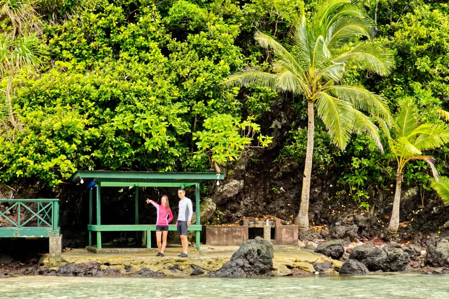 2 Dollar Lua Tala Beach Couple 1 CREDIT AmericanSamoaPocketGuide.com