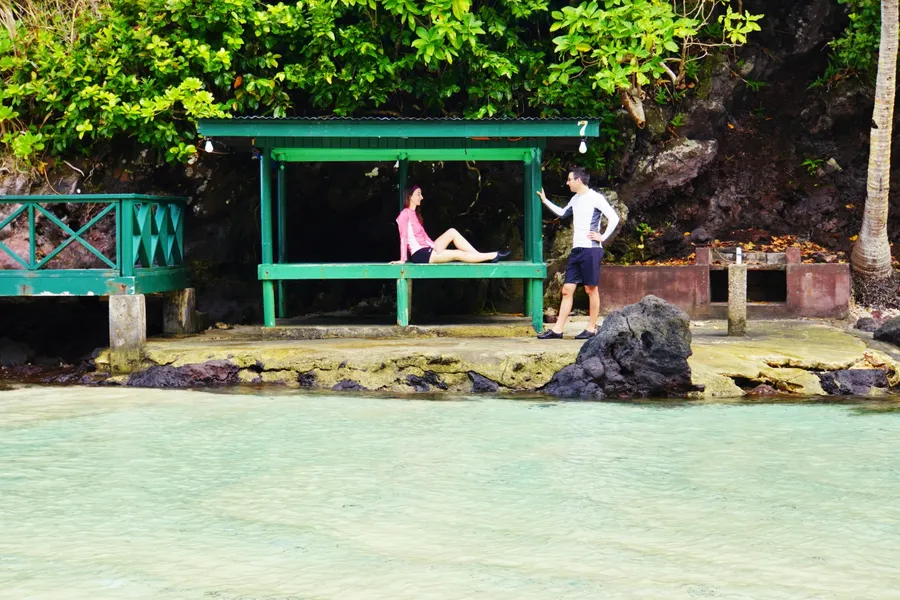 2 Dollar Lua Tala Beach Couple 3 CREDIT AmericanSamoaPocketGuide.com