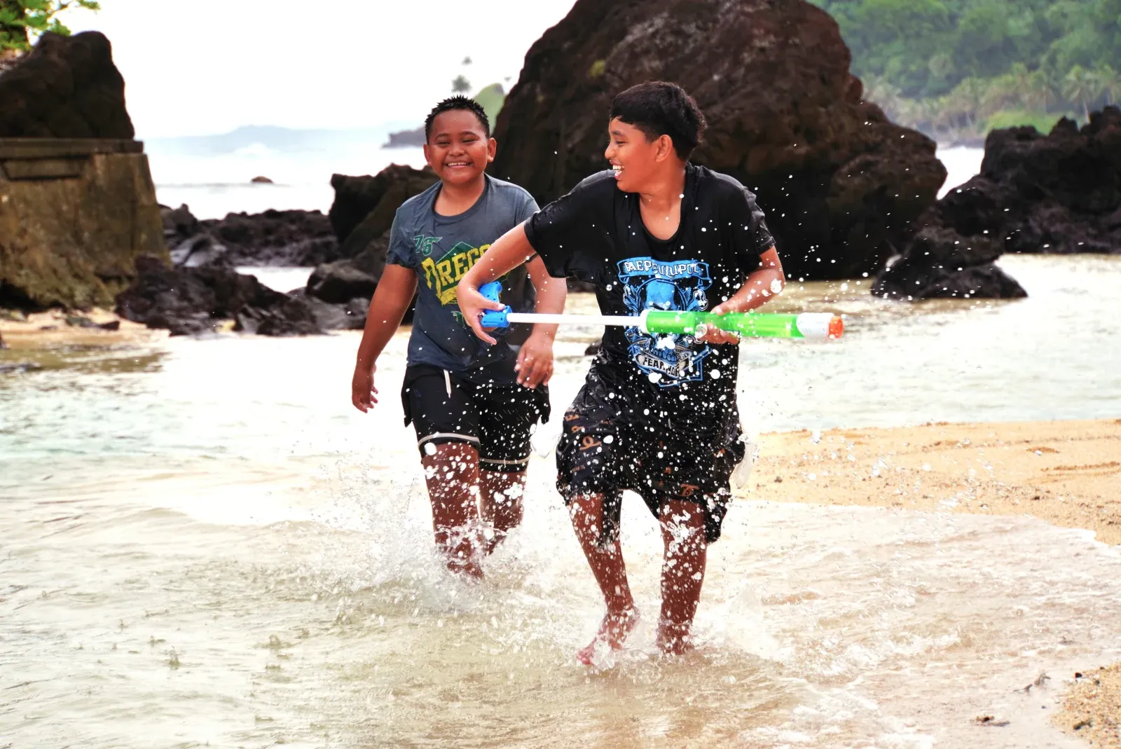 2 Dollar Lua Tala Beach Kids Locals CREDIT AmericanSamoaPocketGuide.com