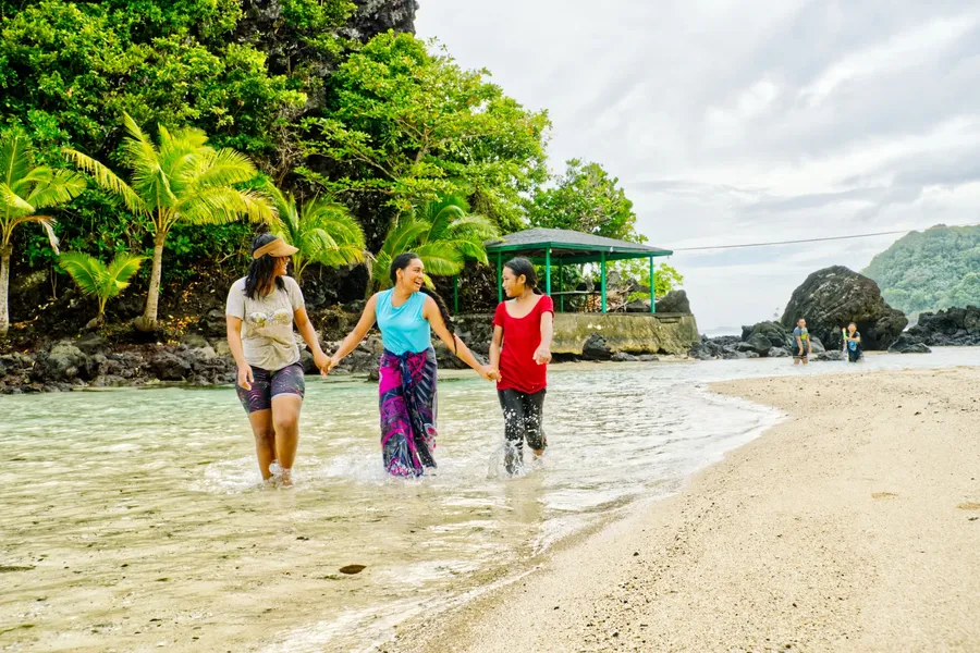 2 Dollar Lua Tala Beach Locals 1 CREDIT AmericanSamoaPocketGuide.com