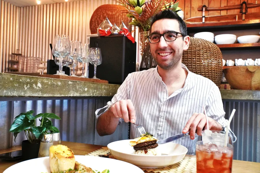 A&E Cafe Robin Dining CREDIT AmericanSamoaPocketGuide.com