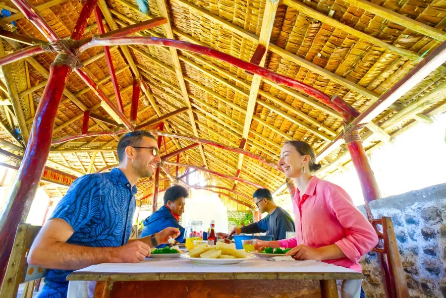 Apera Beach Bungalows Dinner Couple CREDIT VanuatuPocketGuide.com