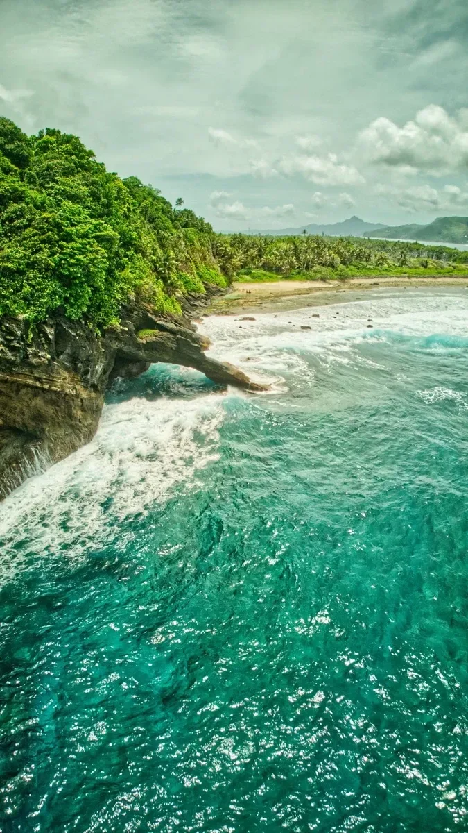 Aunu'u Arch Beach Landscape 1 CREDIT AmericanSamoaPocketGuide.com