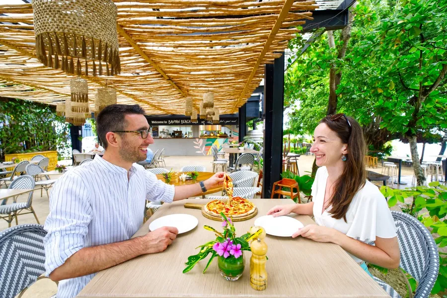 Banyan Beach Bar Couple Restaurant Dining CREDIT VanuatuPocketGuide.com
