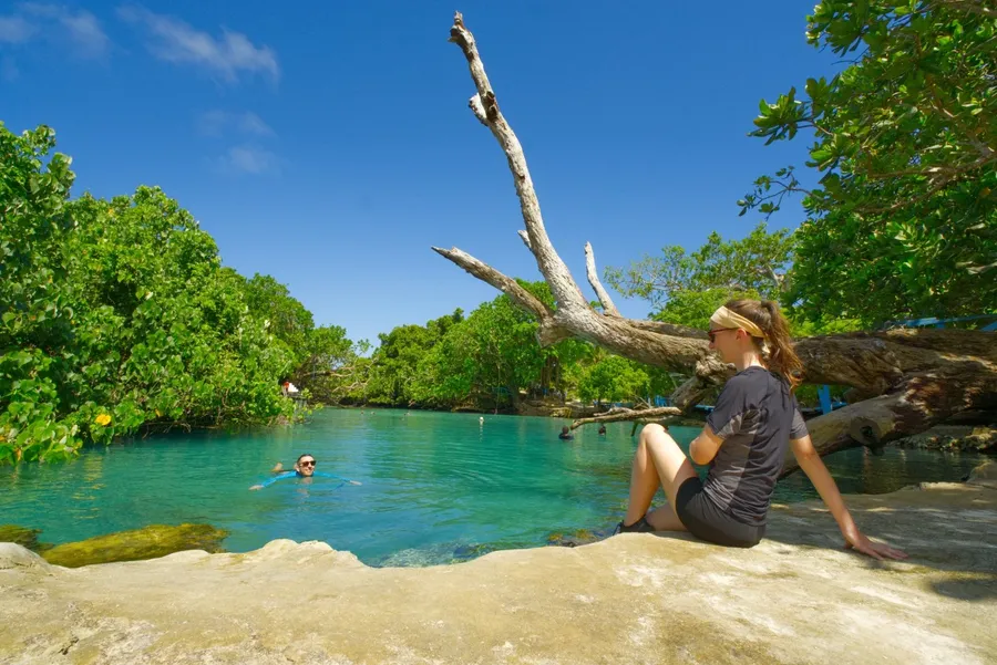 Blue Lagoon Couple CREDIT VanuatuPocketGuide.com