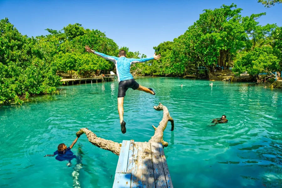 Blue Lagoon Jump 5 CREDIT VanuatuPocketGuide.com