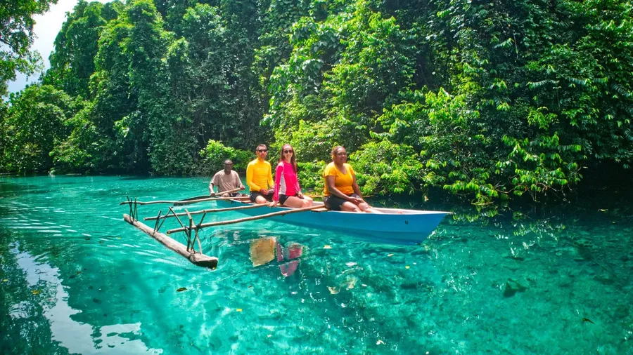 Canoe Riri Blue Hole (6) CREDIT VanuatuPocketGuide.com