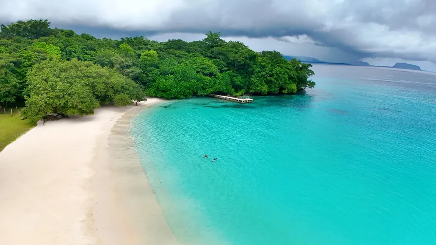 Champagne Beach (3) CREDIT VanuatuPocketGuide.com