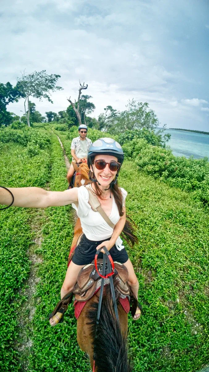 Club Hibbique Selfie Horse CREDIT VanuatuPocketGuide.com