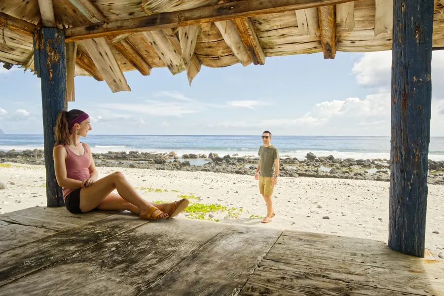 Couple Faga Beach Ta'u Fale CREDIT AmericanSamoaPocketGuide.com