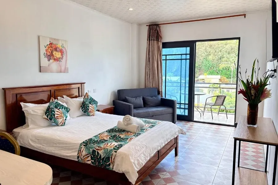 Crown Royale Hotel & Lounge