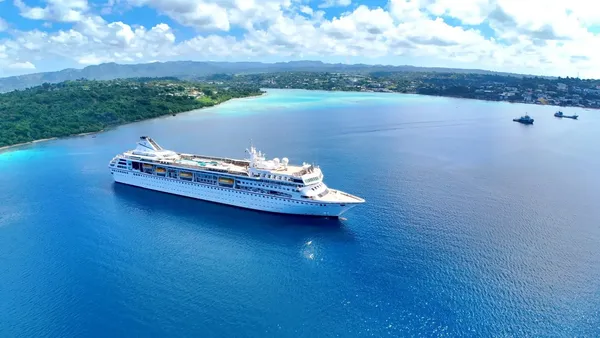 Cruise Ship (3) CREDIT VanuatuPocketGuide.com