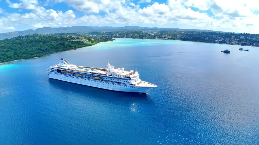 Cruise Ship (3) CREDIT VanuatuPocketGuide.com