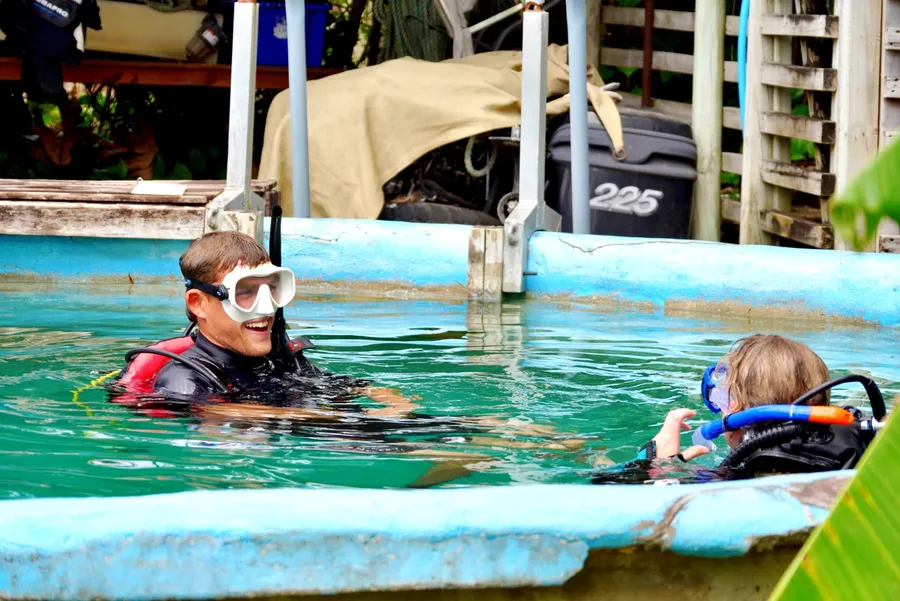 Dive Rarotonga Scuba Lessons Course (1) SEB CREDIT CookIslandsPocketGuide.com