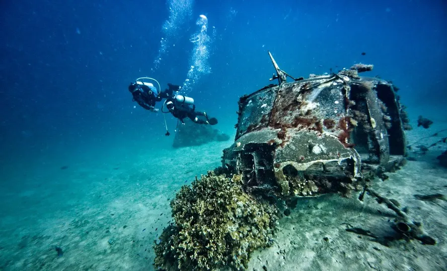 Enemanit Wrecks Raycrew Dive Scuba (14) CREDIT MarshallIslandsPocketGuide.com
