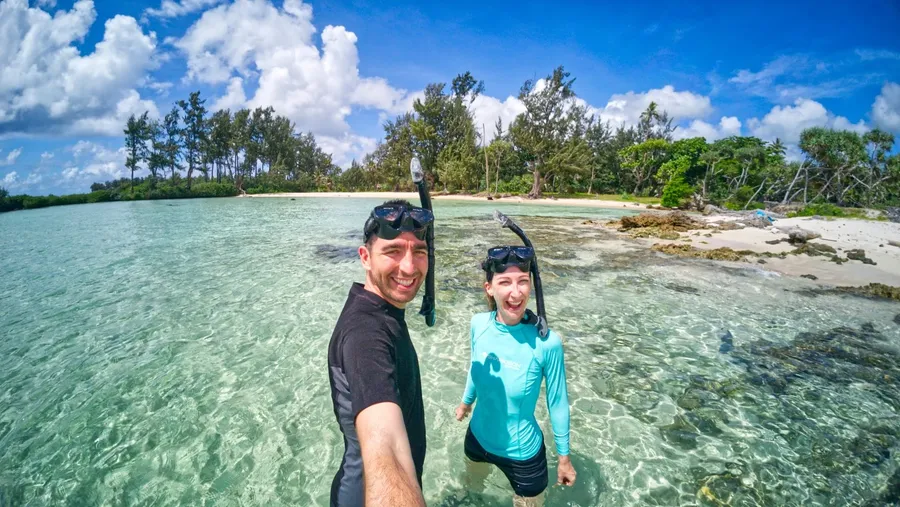 Eton Beach Couple Selfie CREDIT VanuatuPocketGuide.com
