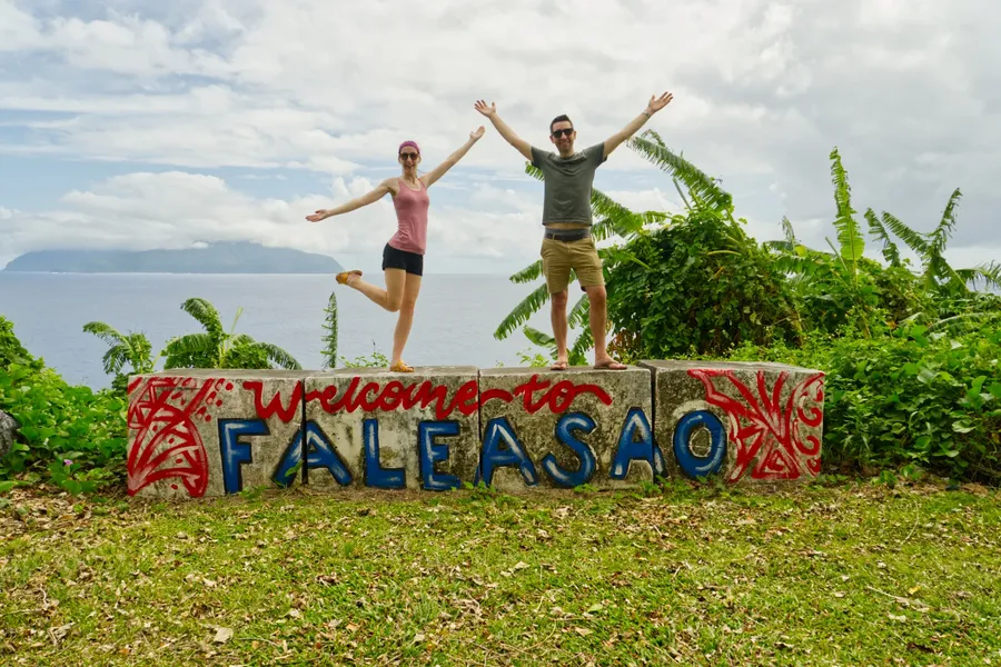 Faleasao Lookout Ta'u Couple CREDIT AmericanSamoaPocketGuide.com