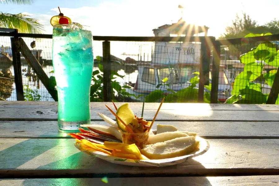 Jittak Liktu Bar Sunset Food Drink Couple (3) SEB CREDIT MarshallIslandsPocketGuide.com