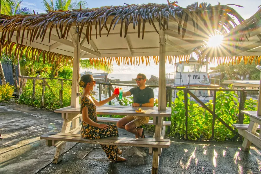 Jittak Liktu Bar Sunset Food Drink Couple (4) CREDIT MarshallIslandsPocketGuide.com