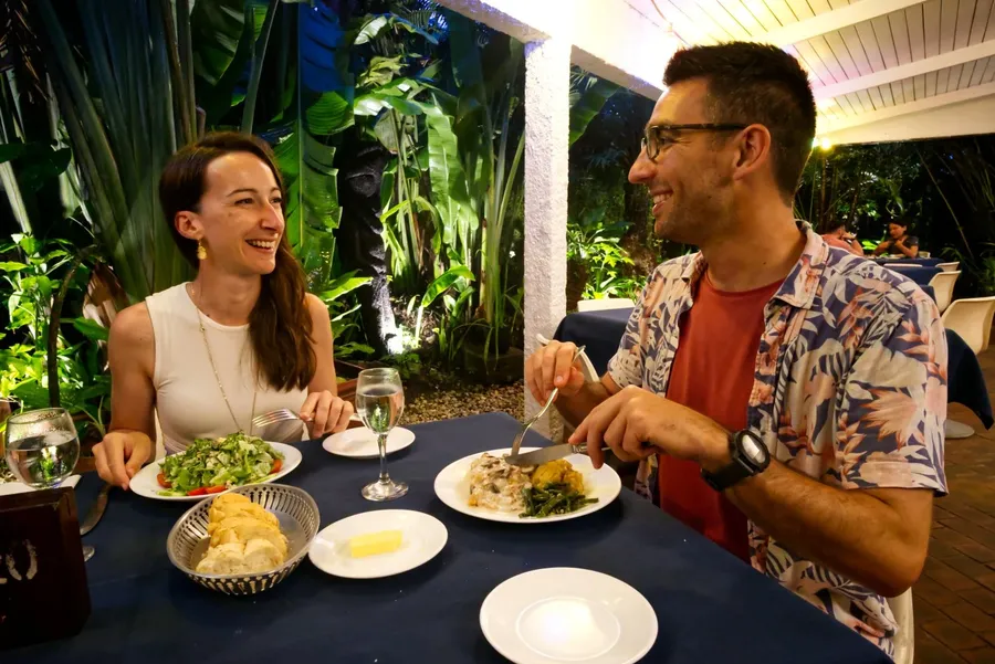L'Houstalet Food Couple Restaurant CREDIT VanuatuPocketGuide.com
