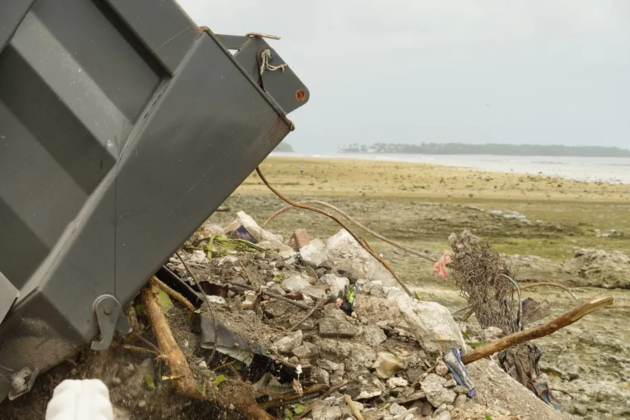 Land Reclaim Dumpster Truck CREDIT MarshallIslandsPocketGuide.com