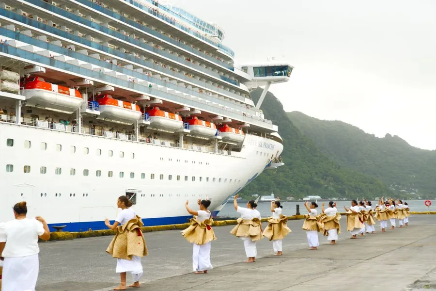 Local Culture People Cruise Dancers CREDIT AmericanSamoaPocketGuide.com
