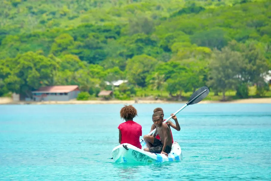 Local Kids Pele Kayak CREDIT VanuatuPocketGuide.com