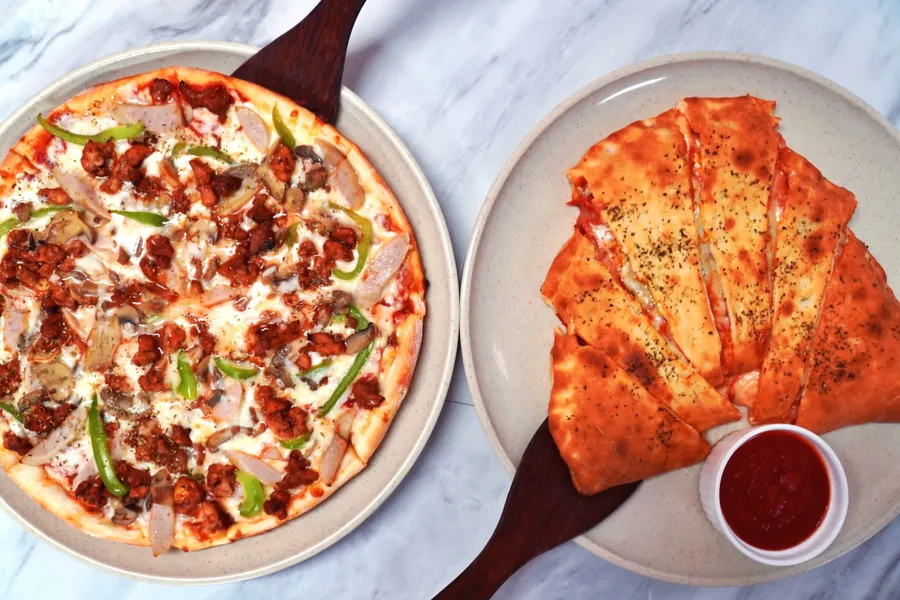 Manu's Pizza Restaurant Food Meal (2) CREDIT AmericanSamoaPocketGuide.com