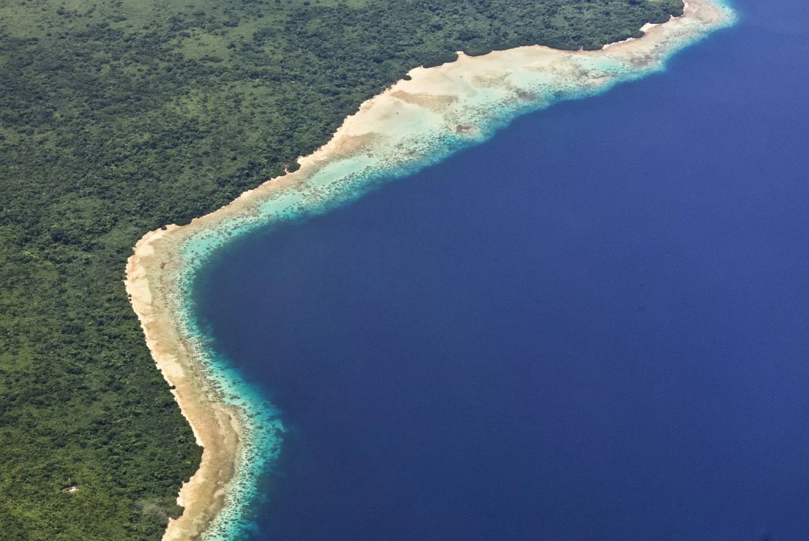 Moso Island Efate Landscape 1 CREDIT VanuatuPocketGuide.com