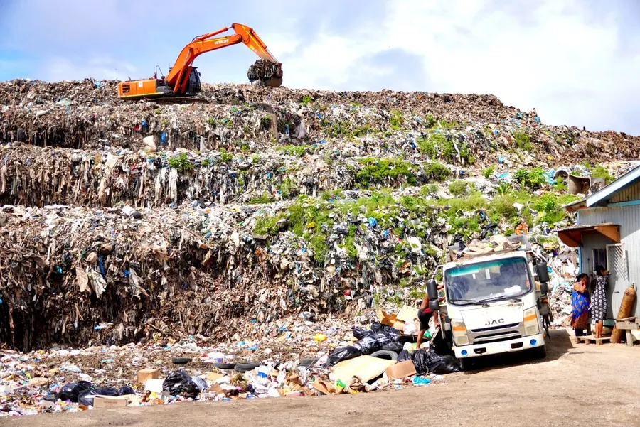 Mt Trashmore Landfill Rubbish (2) SEB CREDIT MarshallIslandsPocketGuide.com