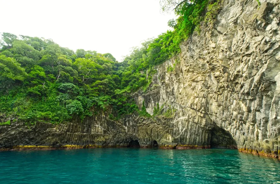 Nenbakahu Cliffs Cave Southwest (2) CREDIT VanuatuPocketGuide.com