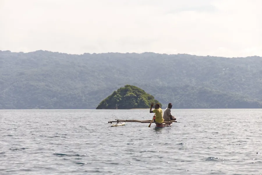 Outrigger Canoe Local (4) CREDIT VanuatuPocketGuide.com