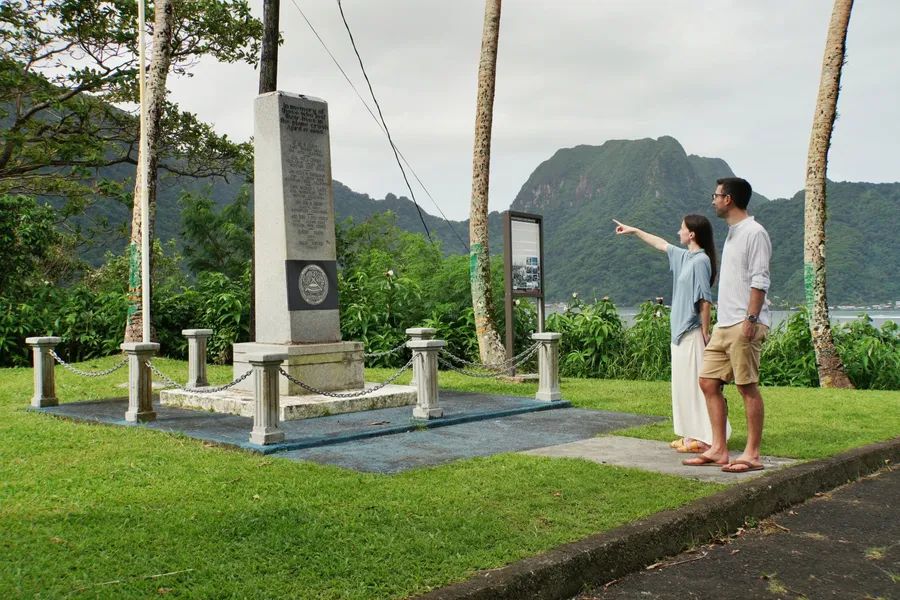 Plane Crash Site Couple CREDIT AmericanSamoaPocketGuide.com