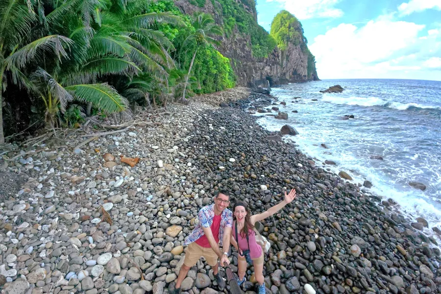 Pola Island National Park Couple CREDIT AmericanSamoaPocketGuide.com