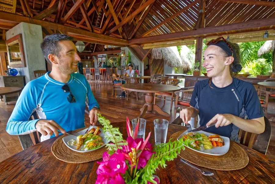 Ratua Restaurant Couple Food CREDIT VanuatuPocketGuide.com