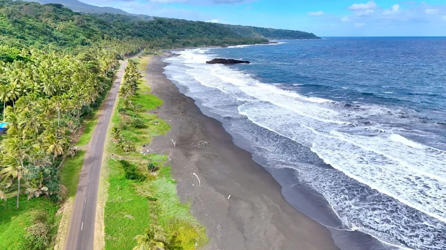 Road Drive Iwaru Black Sand Beach (3) SEB CREDIT VanuatuPocketGuide.com
