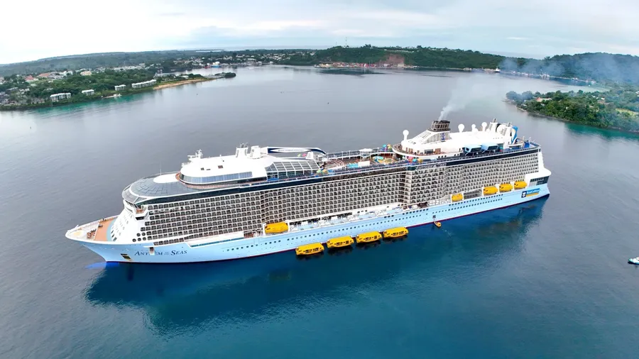 Royal Carribean Cruise Ship Port Vila (2) SEB CREDIT VanuatuPocketGuide.com