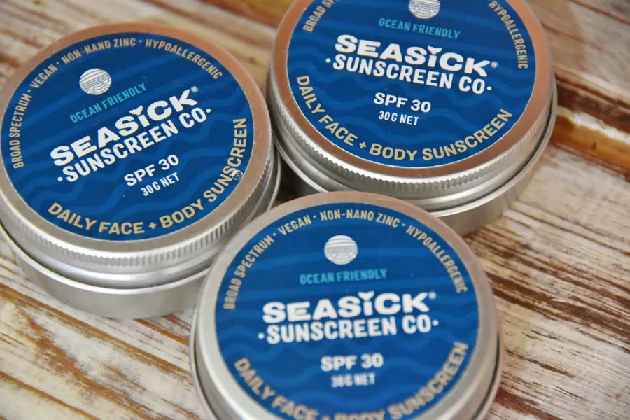Sunscreen easy to carry in a tin