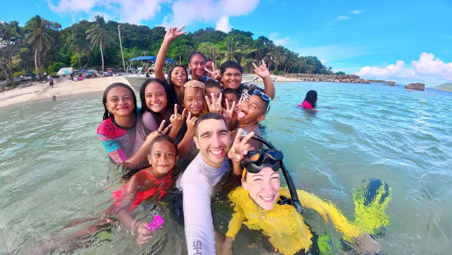 Selfie Local Kids Vele Enbarcadaire Landing SEB CREDIT WallisandFutunaPocketGuide.com