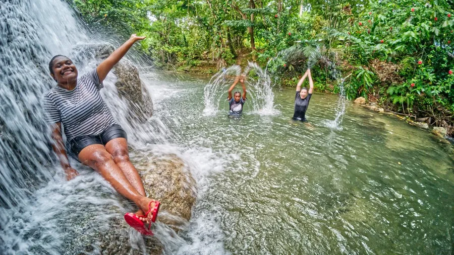 Taffuntari Waterfall Hero 3 CREDIT VanuatuPocketGuide.com