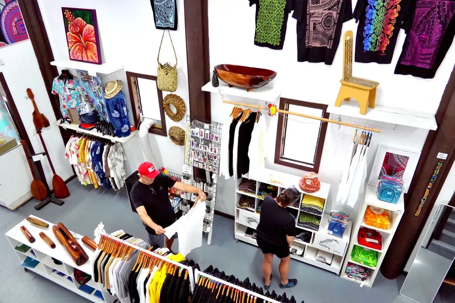 Te Are Tatatau Art Gallery Shop (3) BI CREDIT CookIslandsPocketGuide.com