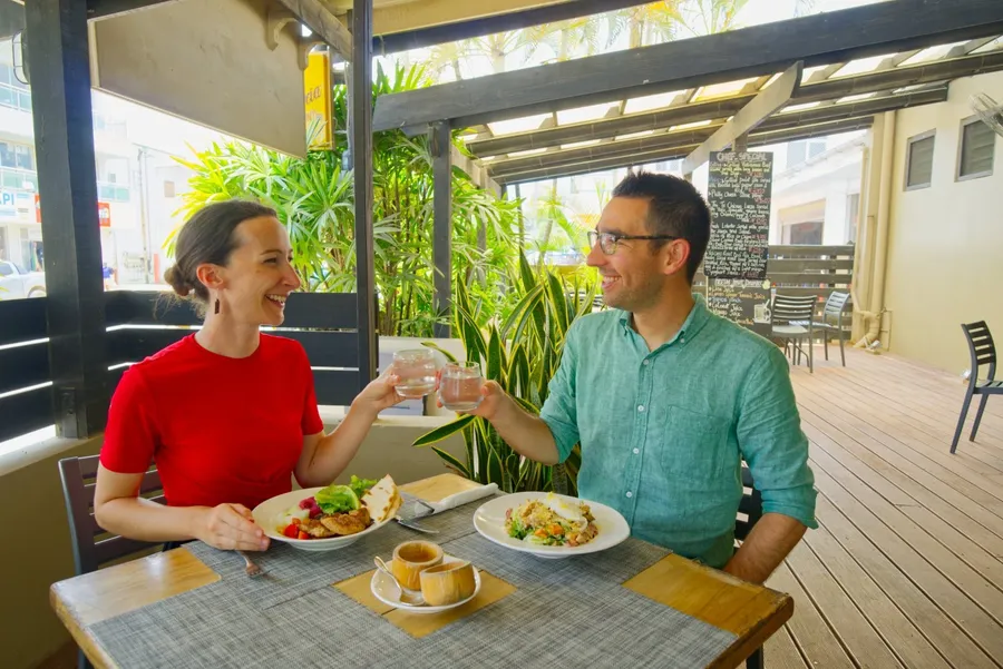 The Espiritu Tu Restaurant Couple CREDIT VanuatuPocketGuide.com