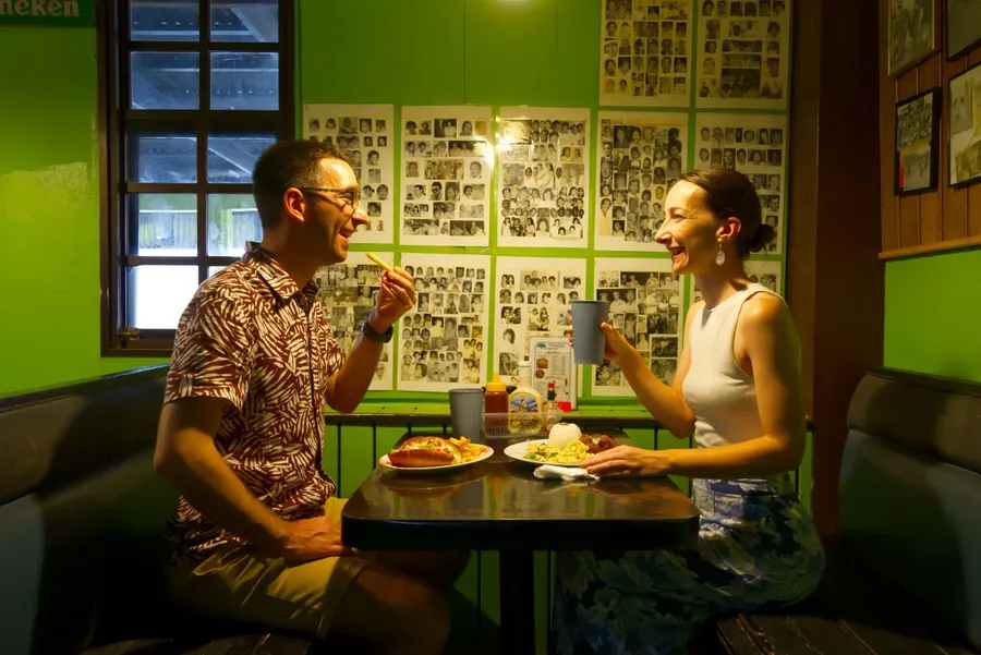 The Flame Tree Bar Restaurant Couple CREDIT MarshallIslandsPocketGuide.com