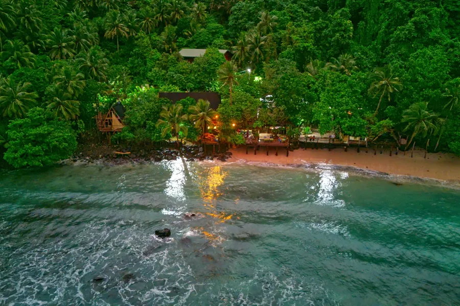 Tisa's Eco Fales Barefoot Bar CREDIT AmericanSamoaPocketGuide.com