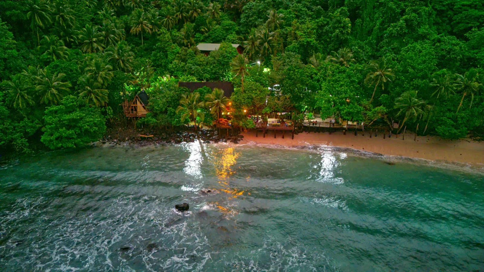 Tisa's Eco Fales Barefoot Bar CREDIT AmericanSamoaPocketGuide.com