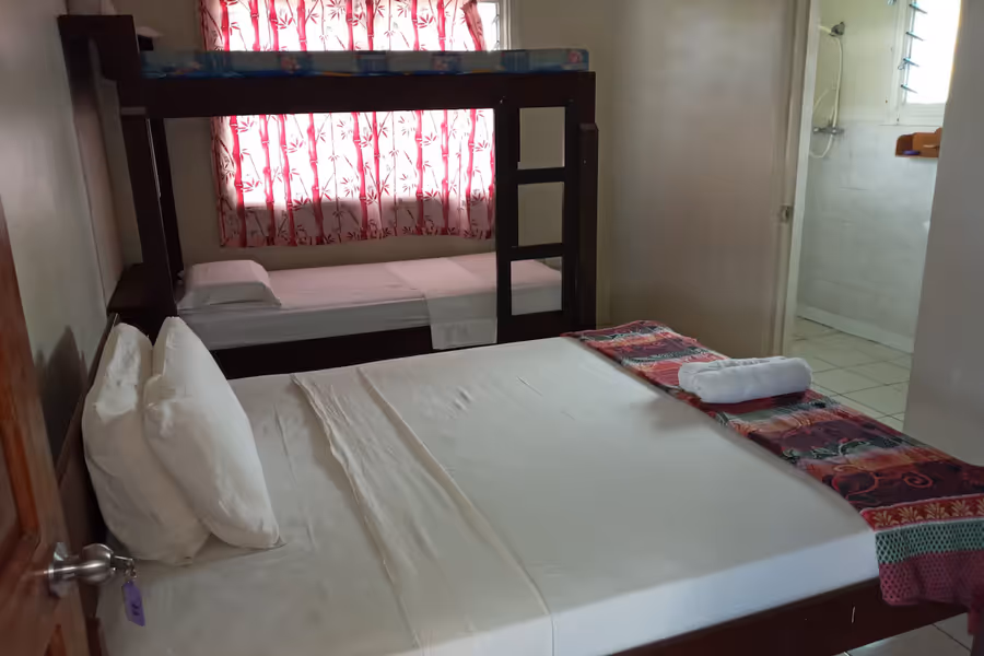 Tropicana Motel & Backpackers