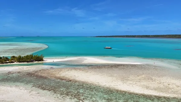 Vaka Cruise Landscape Aitutaki CREDIT cookislandspocketguide.com