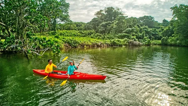 Vanuatu Ecotours Kayak (3) Kayak Couple CREDIT VanuatuPocketGuide.com