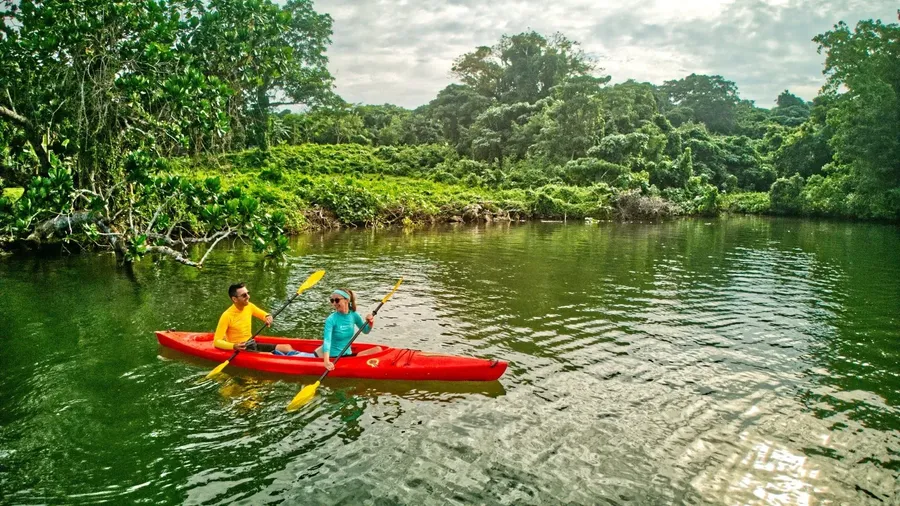 Vanuatu Ecotours Kayak (3) Kayak Couple CREDIT VanuatuPocketGuide.com