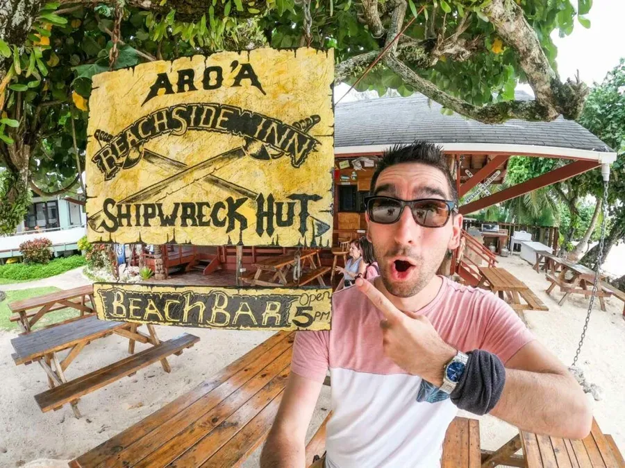 Aroa Beachside Inn Shipwreck Hut Bar Selfie CREDIT LINK CookIslandsPocketGuide.com  1024x768